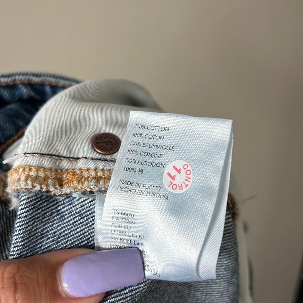 597 - We The Free NWT Free People Distressed Blue Jeans, Size 29 - Picture 9 of 10